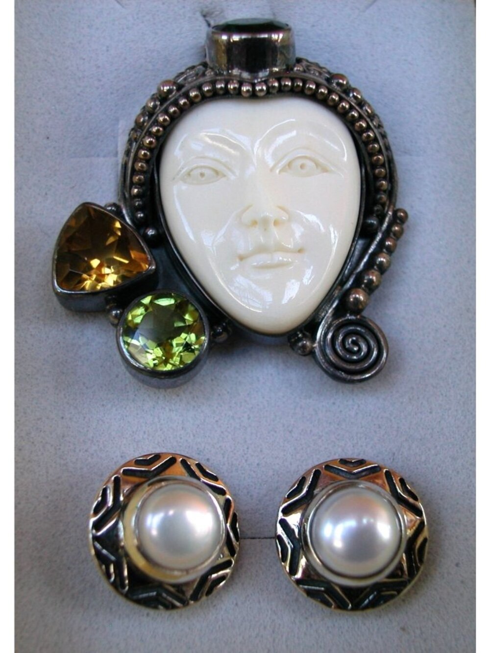 Sajen Moon Faced Pendent with Pearl Earrings